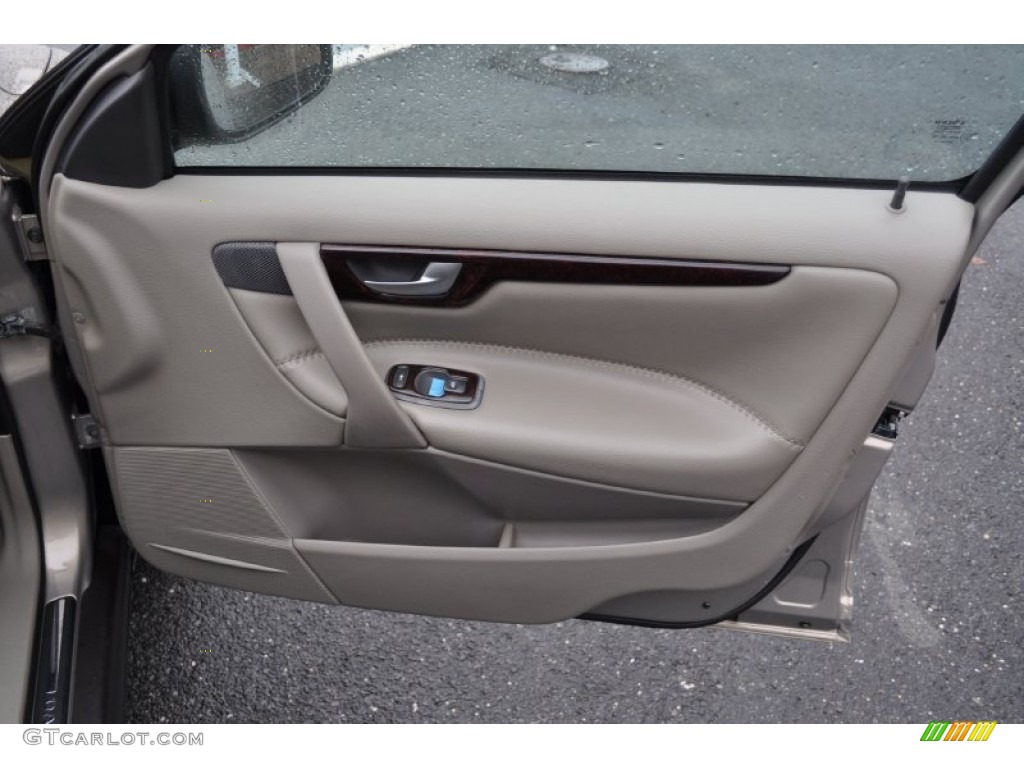 2003 Volvo XC70 AWD Beige/Light Sand Door Panel Photo #54527888