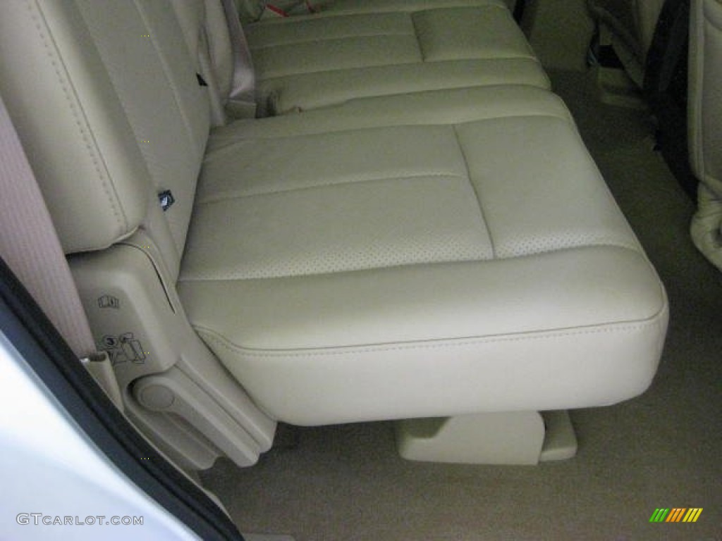 2012 Expedition XLT 4x4 - Oxford White / Camel photo #21