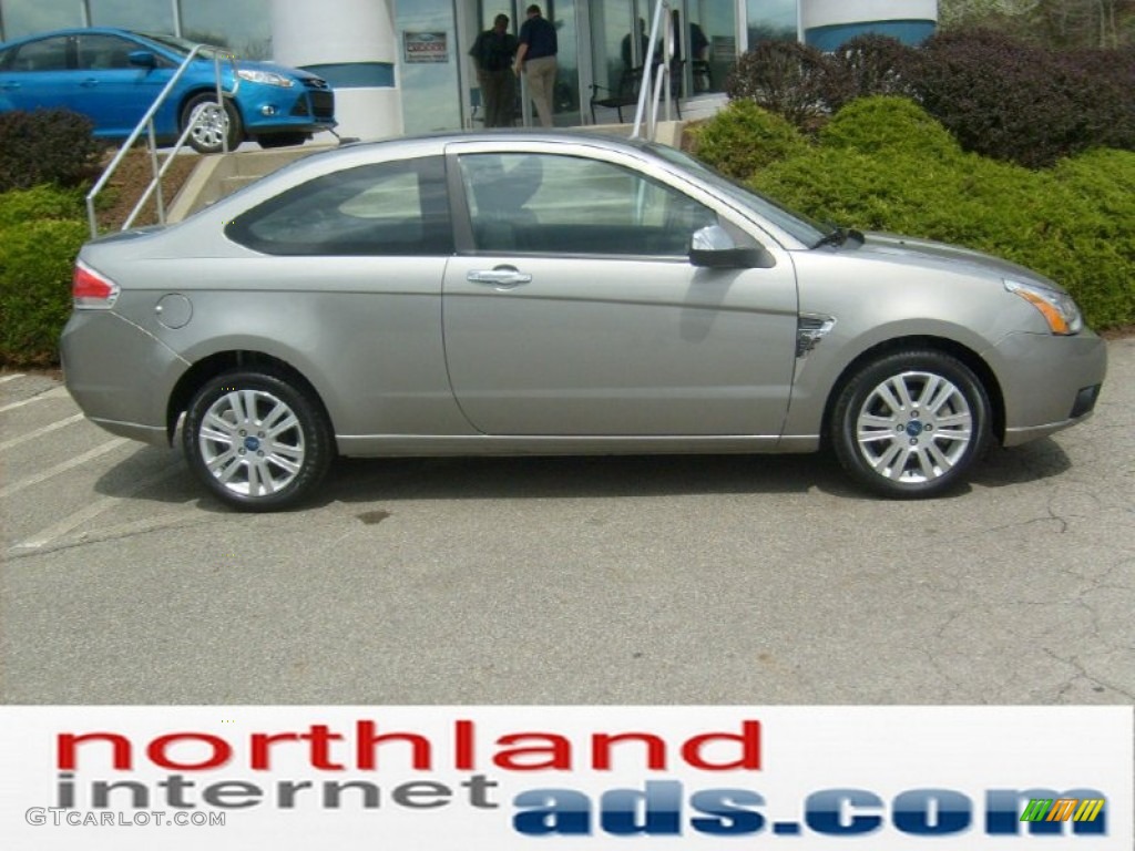 2008 Focus SE Coupe - Vapor Silver Metallic / Charcoal Black photo #1