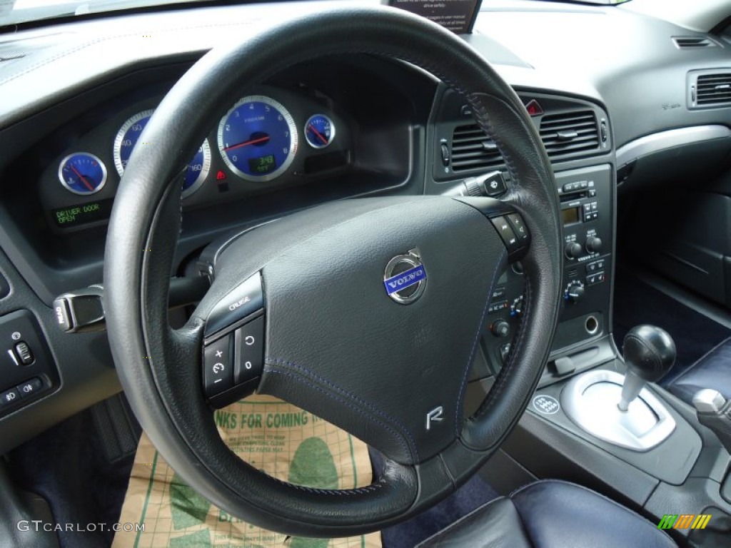 2004 Volvo S60 R AWD Nordkap Black/Blue R Metallic Steering Wheel Photo #54565015