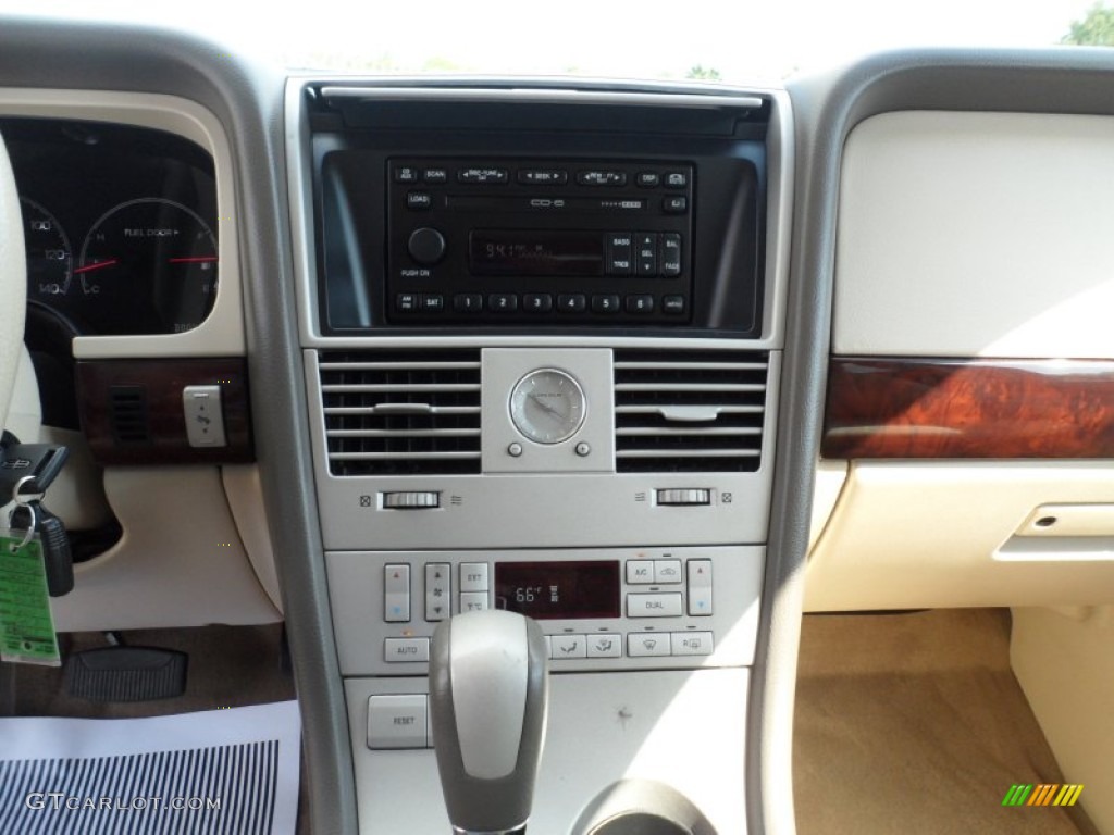 2004 Lincoln Aviator Luxury Controls Photo #54566380