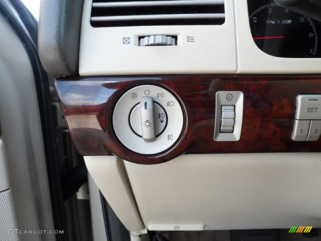 2004 Lincoln Aviator Luxury Controls Photo #54566457