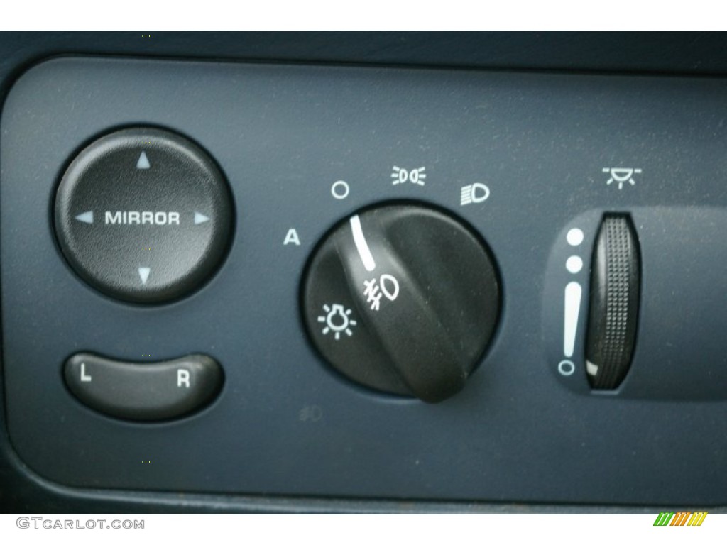 2003 Chrysler Town & Country LXi AWD Controls Photo #54574677
