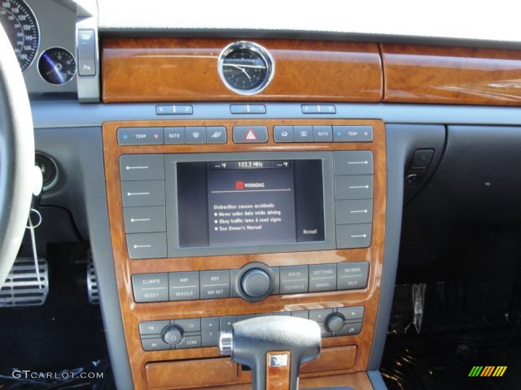 2004 Volkswagen Phaeton V8 4Motion Sedan Controls Photo #54575052