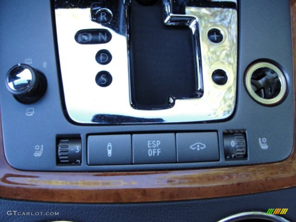 2004 Volkswagen Phaeton V8 4Motion Sedan Controls Photo #54575076