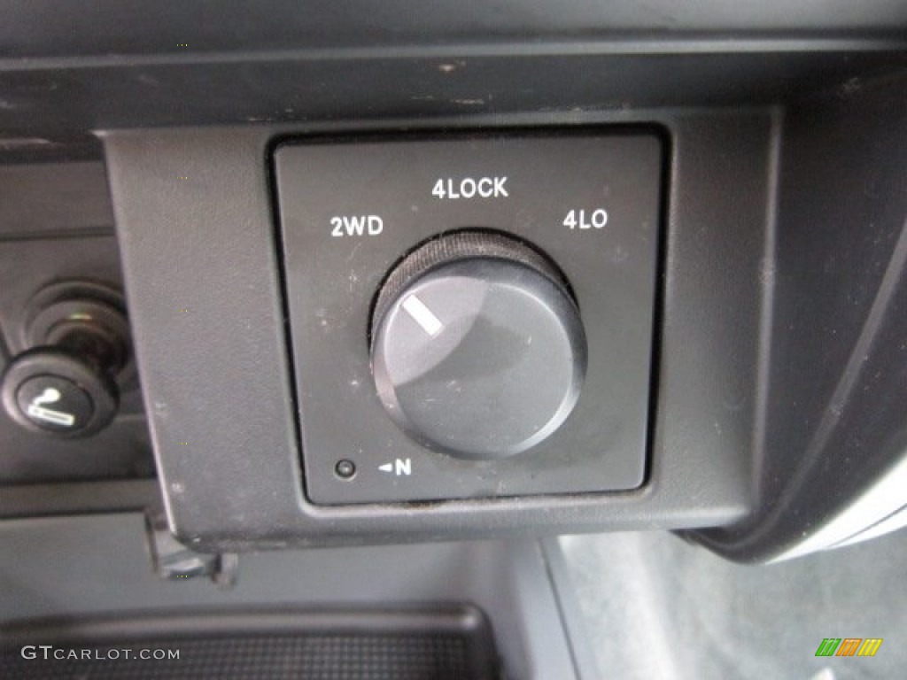 2005 Dodge Dakota ST Club Cab 4x4 Controls Photo #54604985