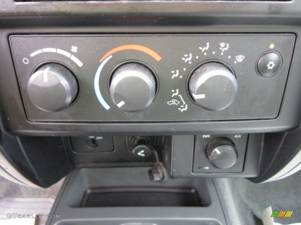 2005 Dodge Dakota ST Club Cab 4x4 Controls Photo #54604994