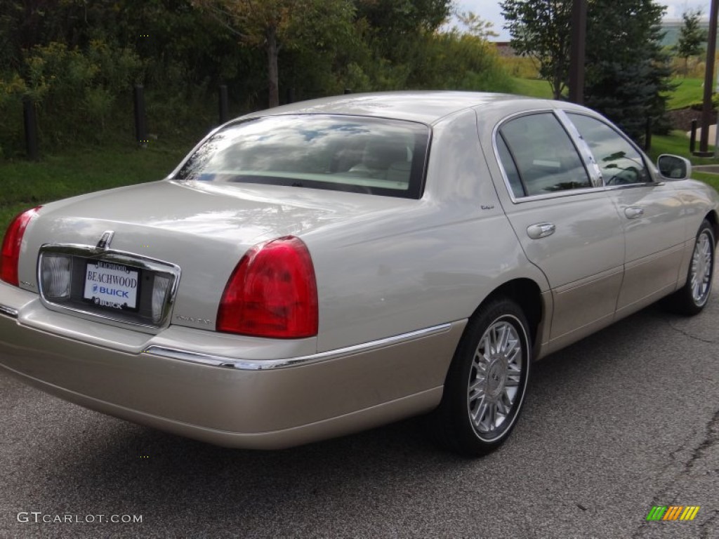 2006 Town Car Designer Series - Cashmere Tri-Coat / Medium Light Stone photo #5