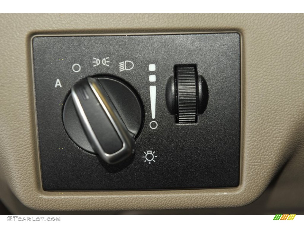 2011 Volkswagen Routan SEL Controls Photo #54637005