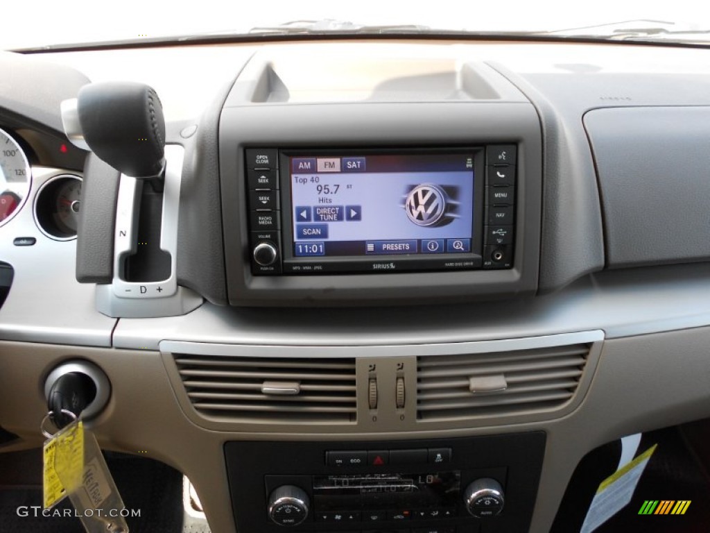 2012 Volkswagen Routan SEL Controls Photo #54641811