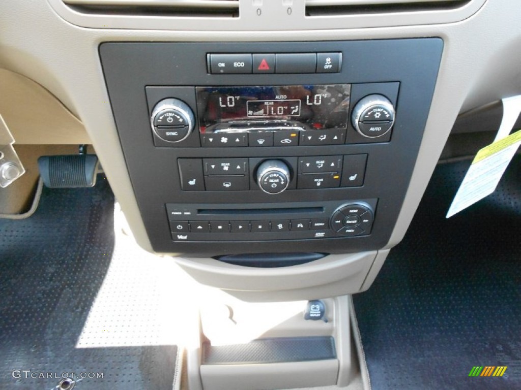 2012 Volkswagen Routan SEL Controls Photo #54641820
