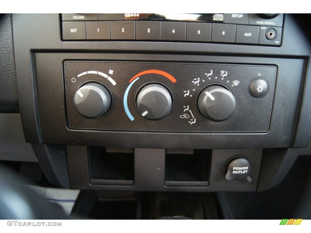 2008 Dodge Dakota ST Extended Cab Controls Photo #54642657