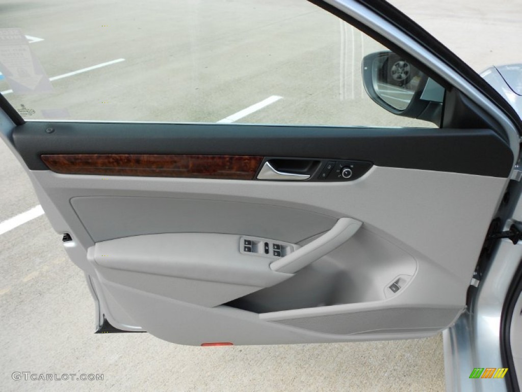 2012 Volkswagen Passat V6 SEL Moonrock Gray Door Panel Photo #54643176