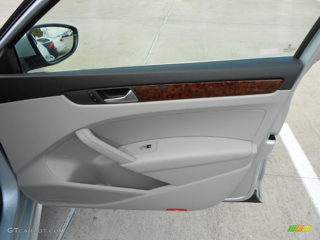 2012 Volkswagen Passat V6 SEL Moonrock Gray Door Panel Photo #54643194