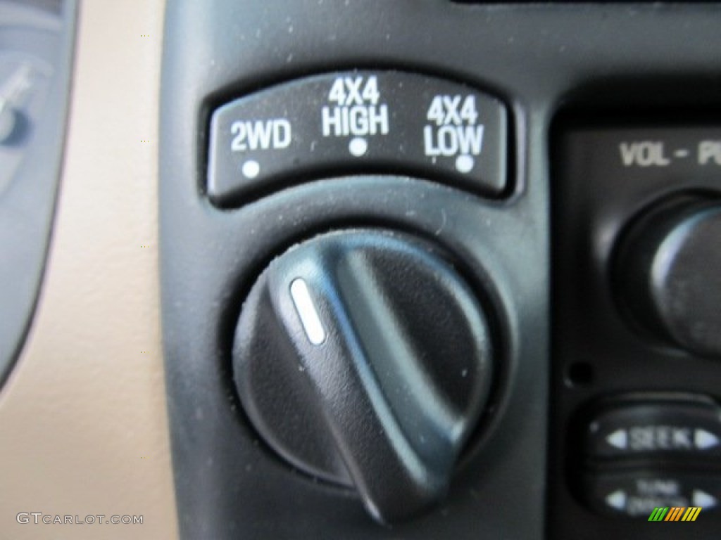 2000 Mazda B-Series Truck B3000 SE Extended Cab 4x4 Controls Photo #54653271