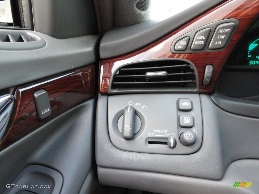 2005 Cadillac DeVille DHS Controls Photo #54656007