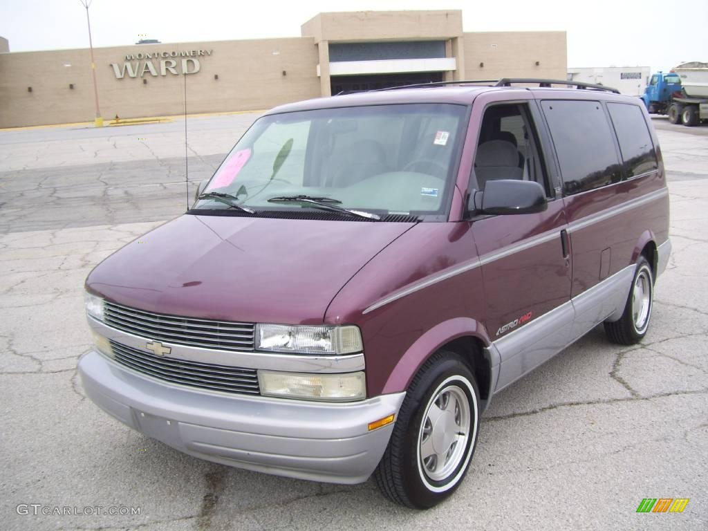 1997 Astro LT AWD Passenger Van - Cyclamen Purple Metallic / Gray photo #4