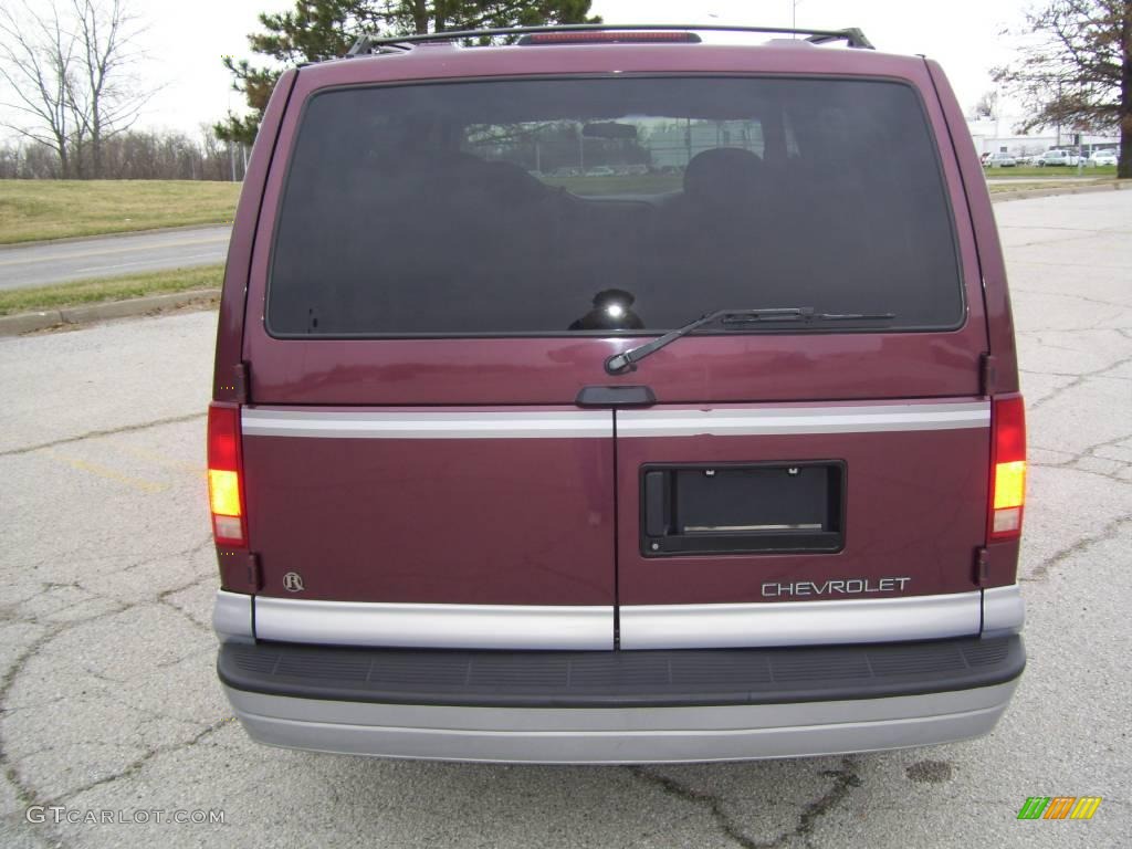 1997 Astro LT AWD Passenger Van - Cyclamen Purple Metallic / Gray photo #7