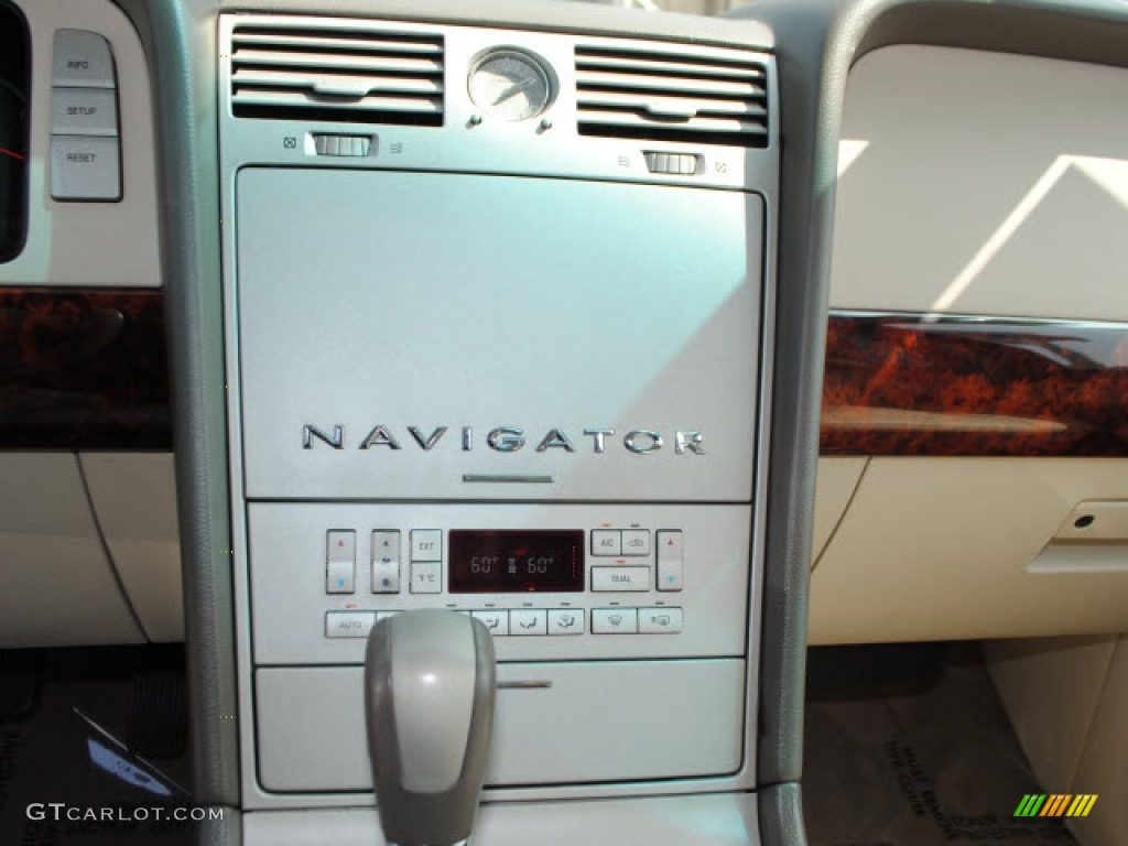 2004 Navigator Luxury - Black Clearcoat / Dove Grey photo #24
