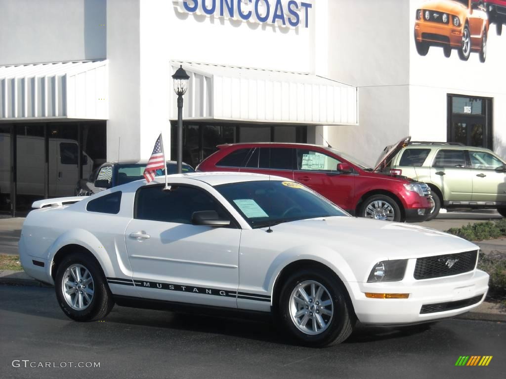 2005 Mustang V6 Deluxe Coupe - Performance White / Light Graphite photo #1
