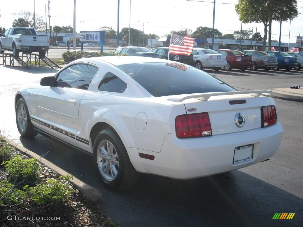 2005 Mustang V6 Deluxe Coupe - Performance White / Light Graphite photo #5