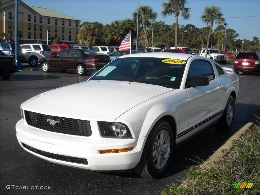 2005 Mustang V6 Deluxe Coupe - Performance White / Light Graphite photo #7