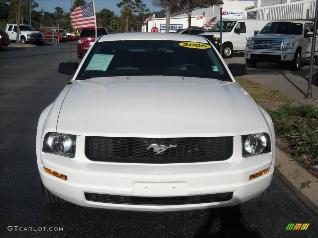 2005 Mustang V6 Deluxe Coupe - Performance White / Light Graphite photo #8
