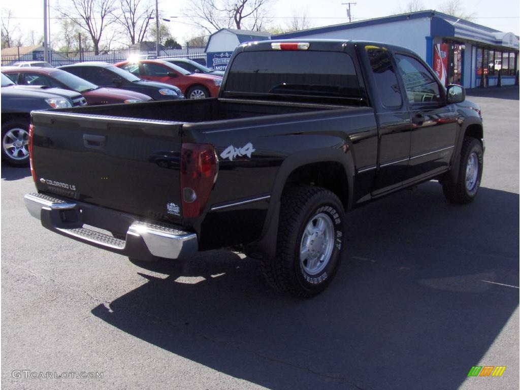 2004 Colorado LS Extended Cab 4x4 - Black / Sport Pewter photo #3