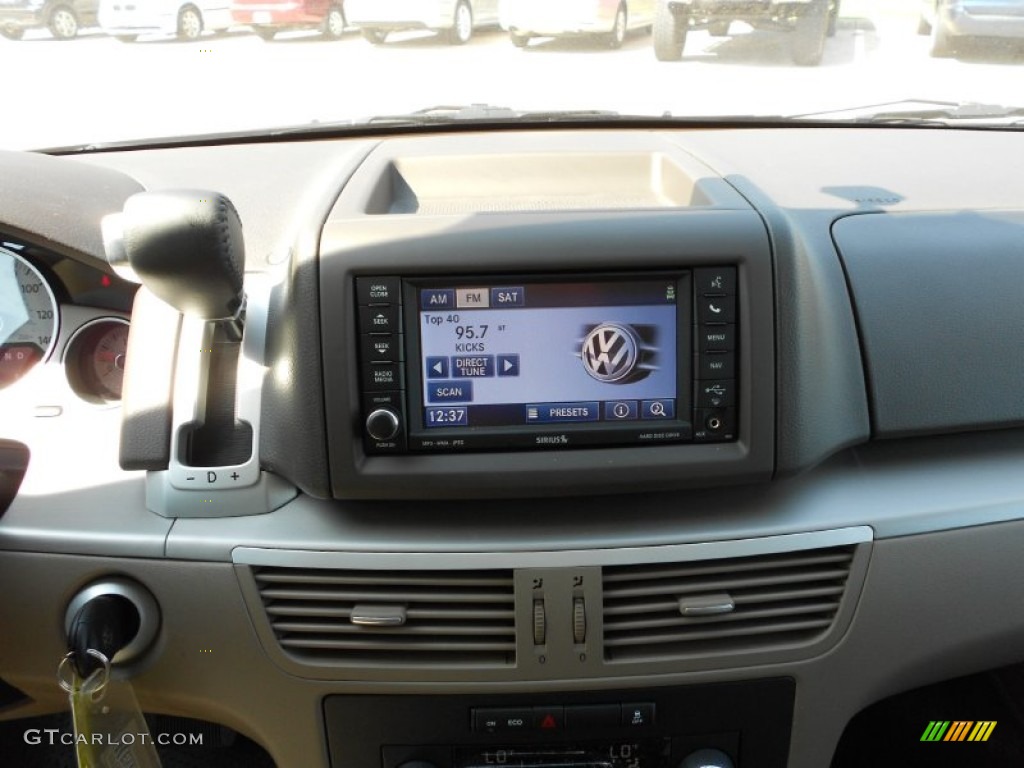 2012 Volkswagen Routan SEL Controls Photo #54697756
