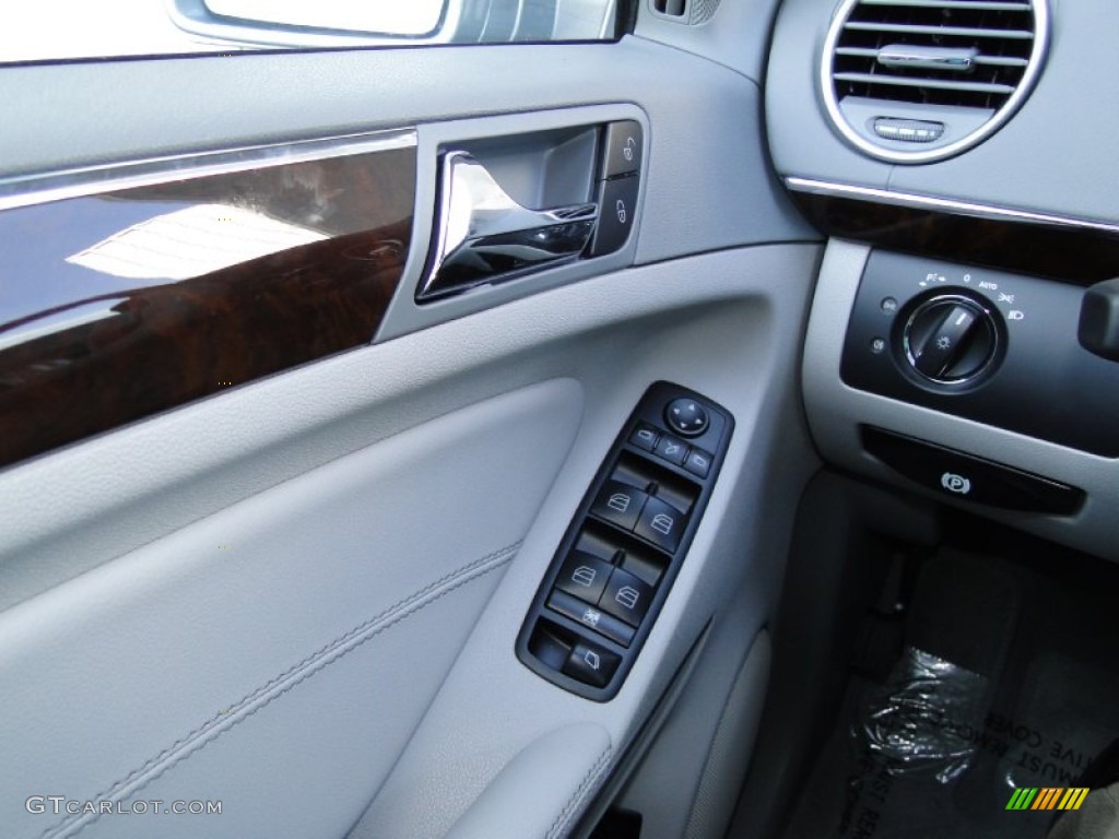 2012 Mercedes-Benz GL 550 4Matic Controls Photo #54704419
