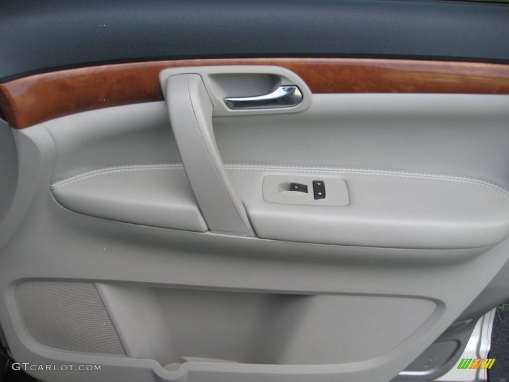 2007 Saturn Outlook XR AWD Door Panel Photos