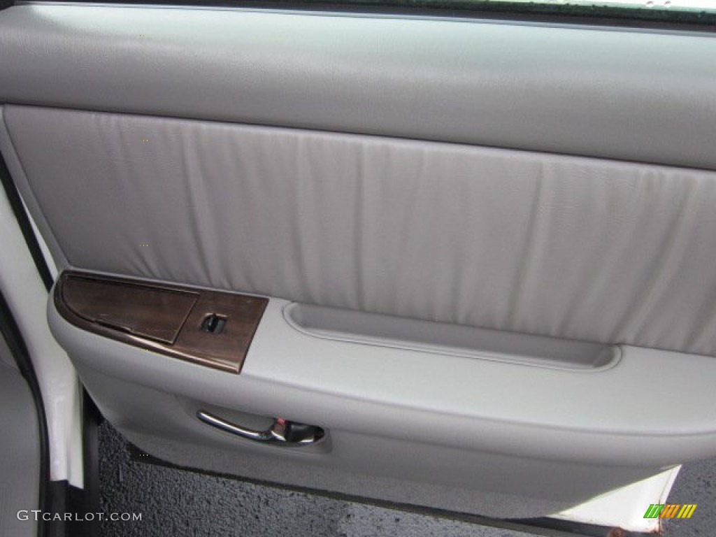 2004 Park Avenue  - White / Medium Gray photo #20