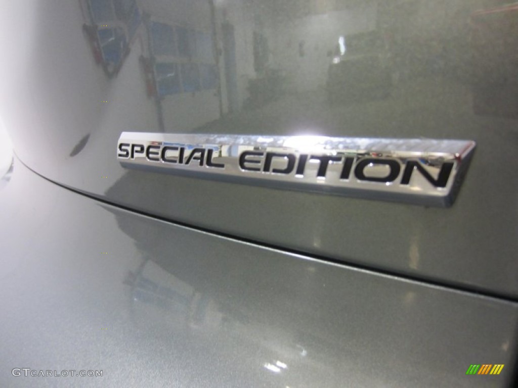 2011 Honda CR-V SE 4WD Marks and Logos Photos