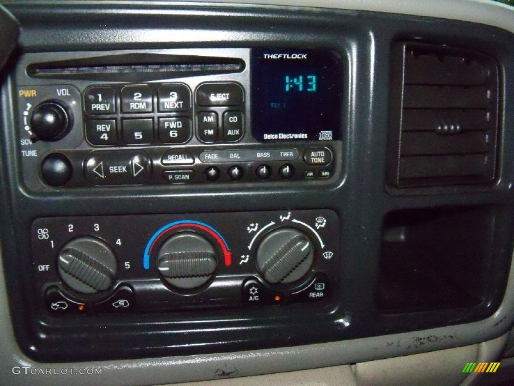 2002 Chevrolet Suburban 1500 LS 4x4 Audio System Photo #54735311