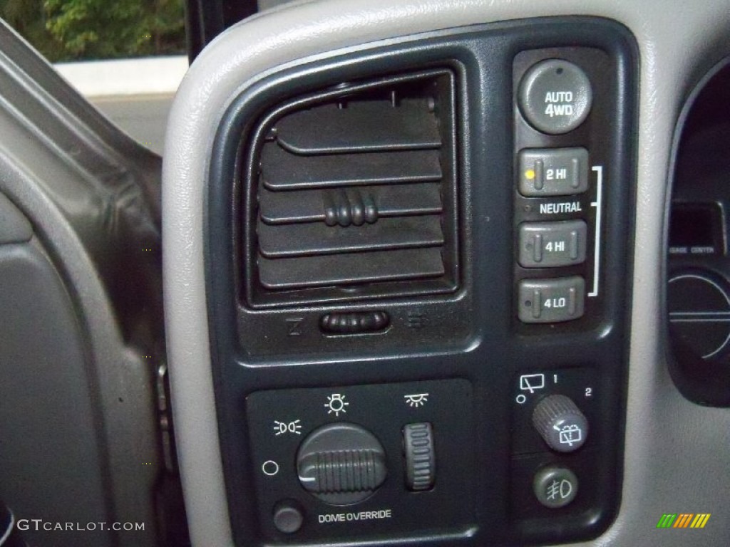 2002 Chevrolet Suburban 1500 LS 4x4 Controls Photo #54735323