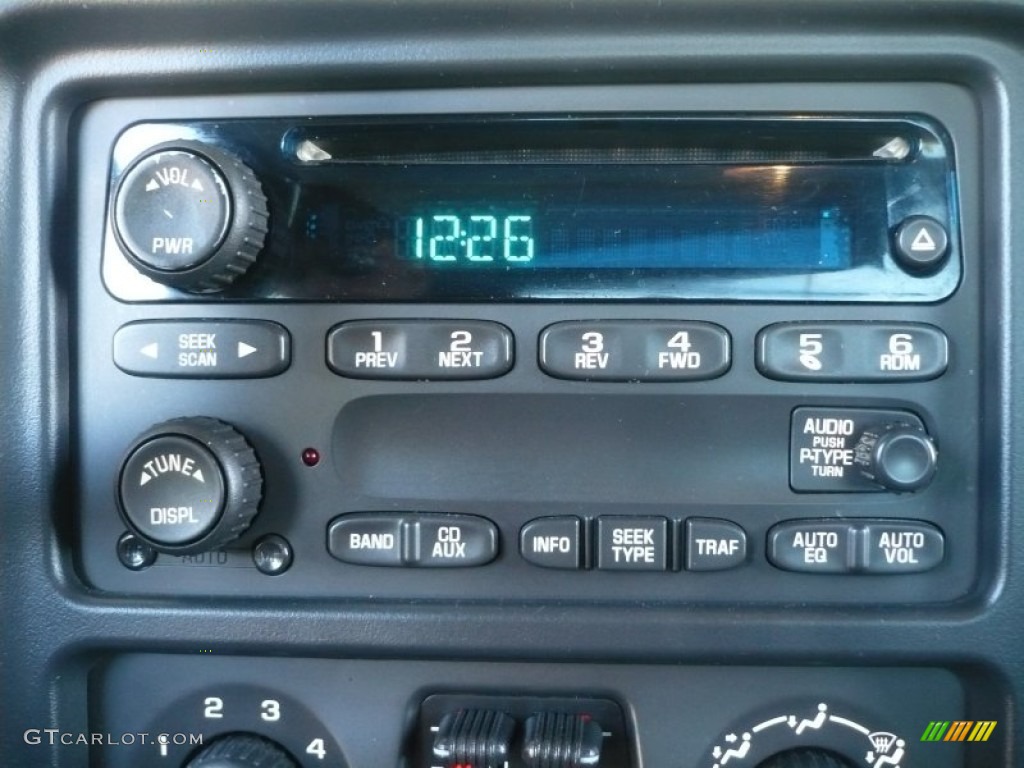 2004 Silverado 1500 LS Extended Cab 4x4 - Summit White / Dark Charcoal photo #30