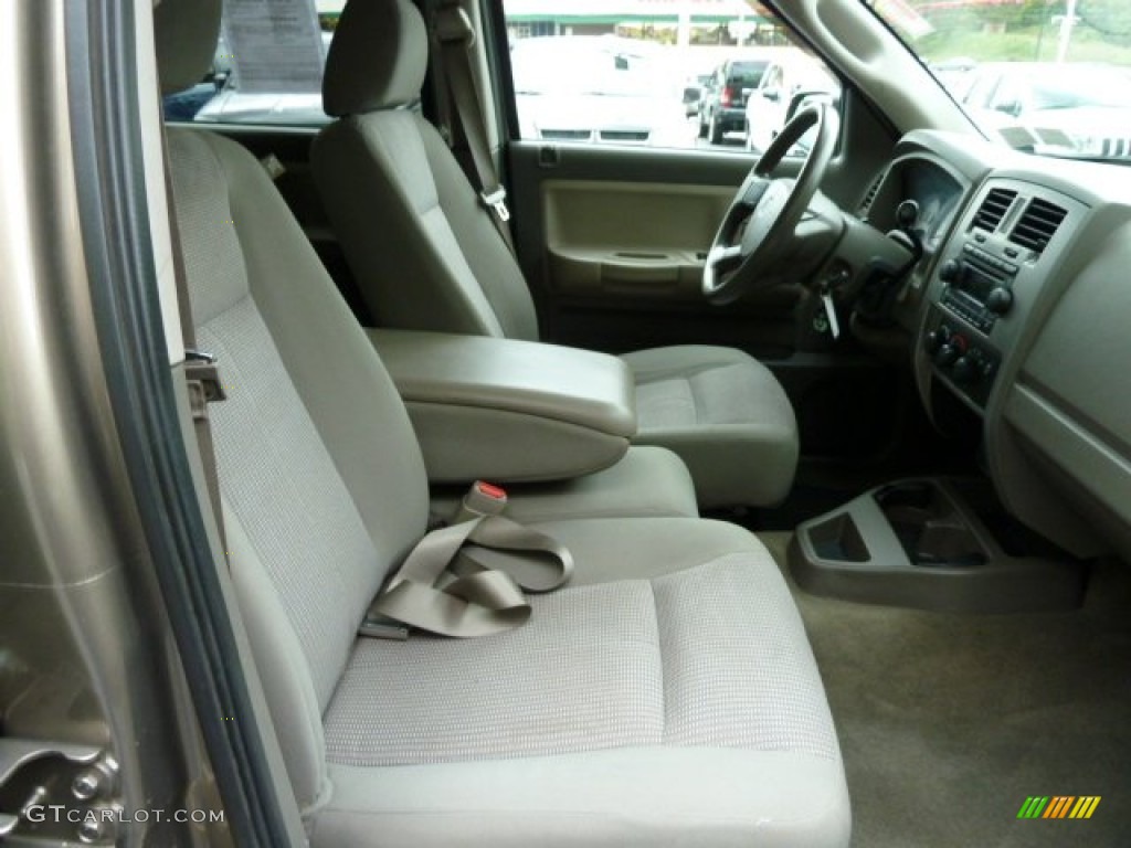 2007 Dakota SLT Quad Cab 4x4 - Light Khaki Metallic / Khaki photo #13