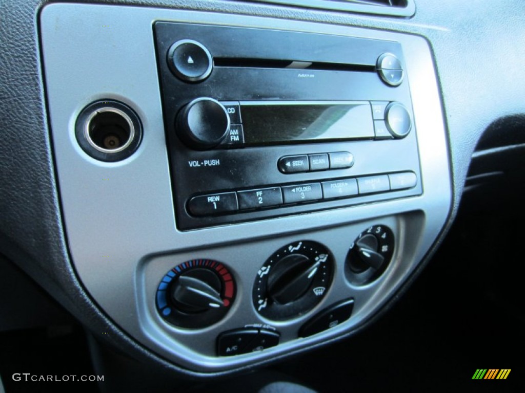 2007 Ford Focus ZX3 S Coupe Audio System Photos