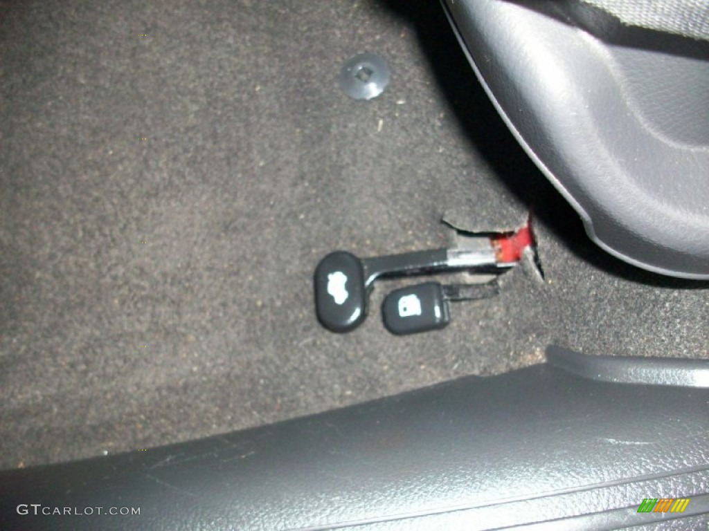 2010 Aveo LT Sedan - Victory Red / Charcoal photo #10