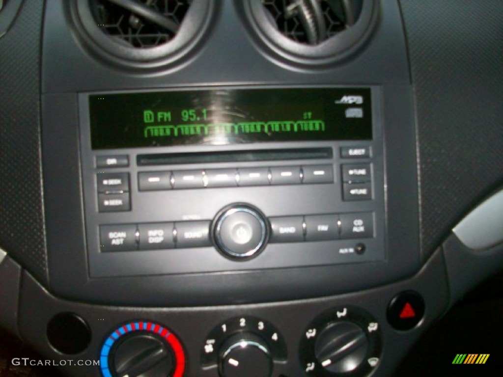 2010 Aveo LT Sedan - Victory Red / Charcoal photo #13