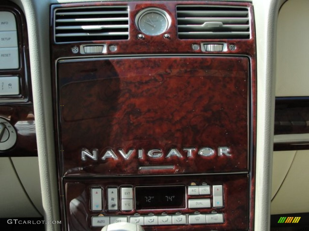 2004 Navigator Luxury 4x4 - Light French Silk Metallic / Light Parchment photo #23