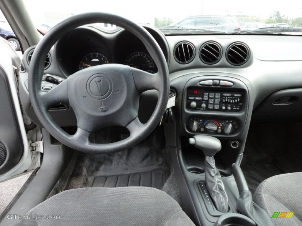 2000 Pontiac Grand Am SE Sedan Dashboard Photos