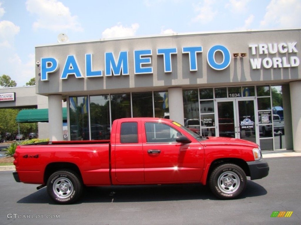 2005 Dakota ST Club Cab 4x4 - Flame Red / Medium Slate Gray photo #1