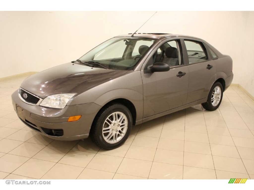 2005 Focus ZX4 S Sedan - Liquid Grey Metallic / Charcoal/Charcoal photo #3