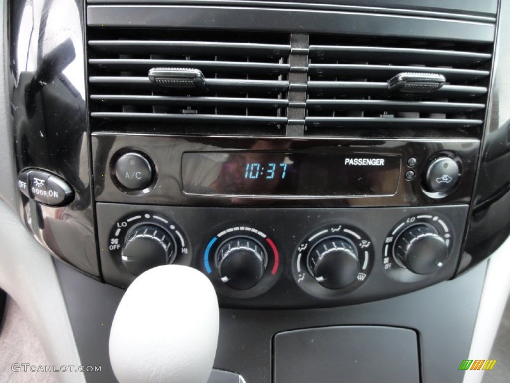 2005 Toyota Sienna LE AWD Controls Photo #54810112
