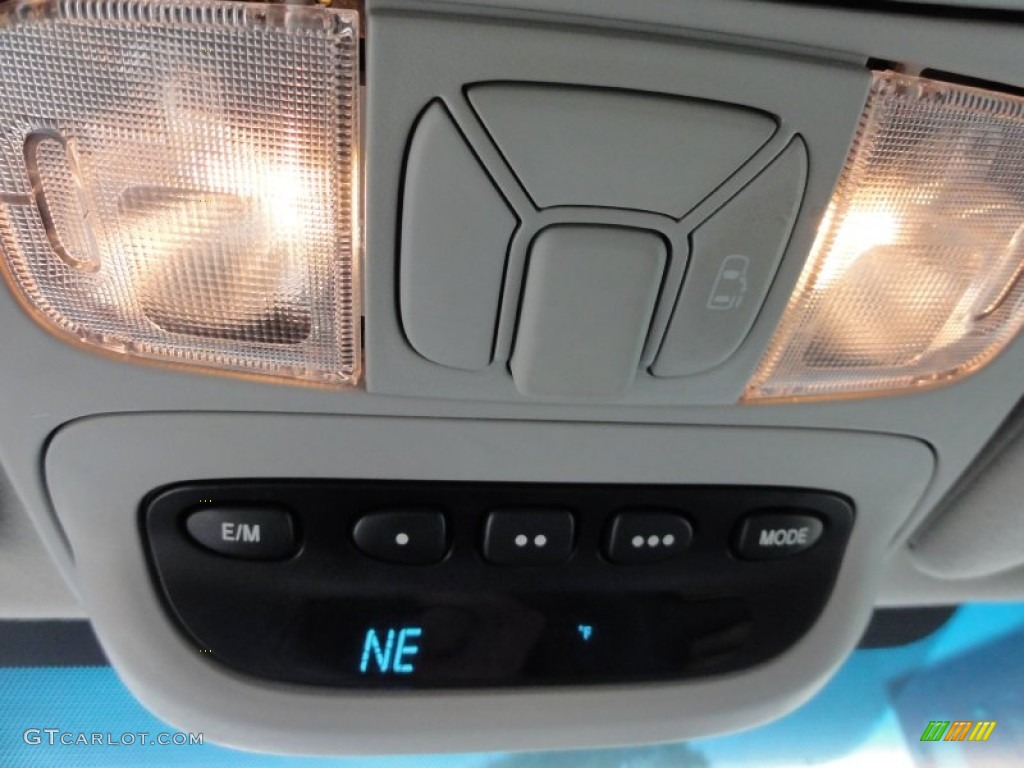 2005 Toyota Sienna LE AWD Controls Photo #54810128