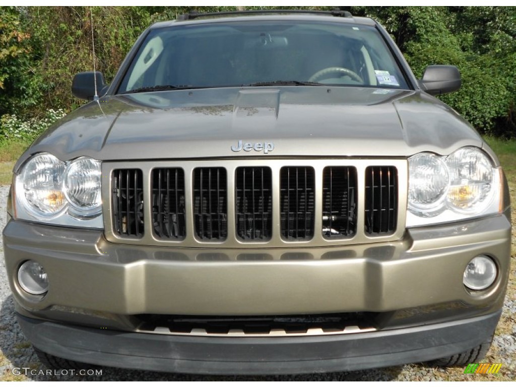 2006 Grand Cherokee Laredo 4x4 - Light Khaki Metallic / Khaki photo #7