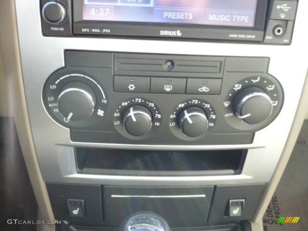 2009 Chrysler 300 C HEMI Controls Photos
