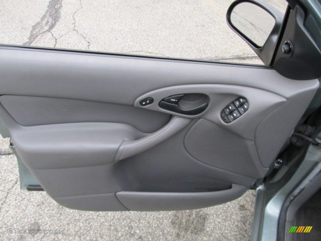 2003 Focus SE Sedan - Light Tundra Metallic / Medium Graphite photo #9