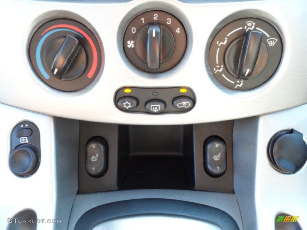 2005 Saturn VUE Red Line Controls Photo #54852541